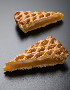 elmalı turta dilimi siyah masada