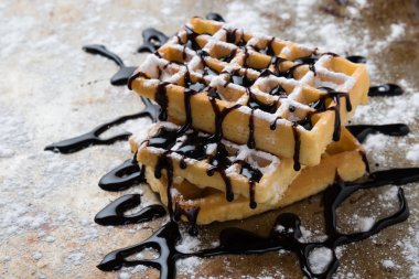 çikolata şurubu ile waffle
