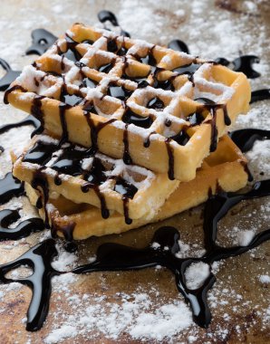 çikolata şurubu ile waffle