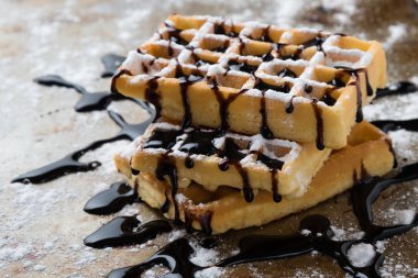 çikolata şurubu ile waffle