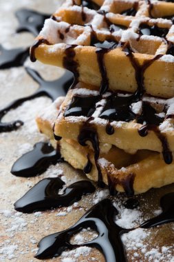 çikolata şurubu ile waffle