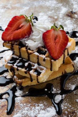 çikolata şurubu ile waffle