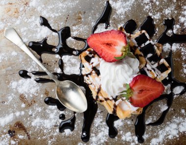 çikolata şurubu ile waffle