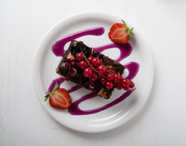 Frenk üzümü ve çilek ile meyve pasta