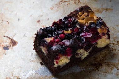 meyveli kek çelik plaka üzerinde