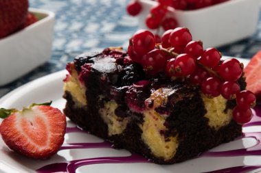 Frenk üzümü ve çilek ile meyve pasta