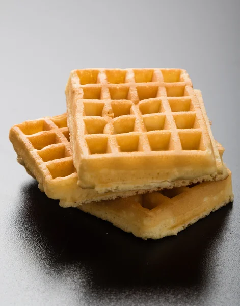 Drei Waffeln auf schwarzem Tisch — Stockfoto