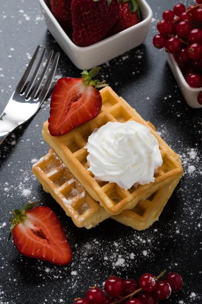 Waffel mit Johannisbeere und Erdbeere — Stockfoto