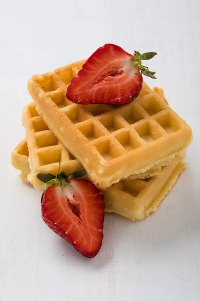 Waffel mit Erdbeere — Stockfoto