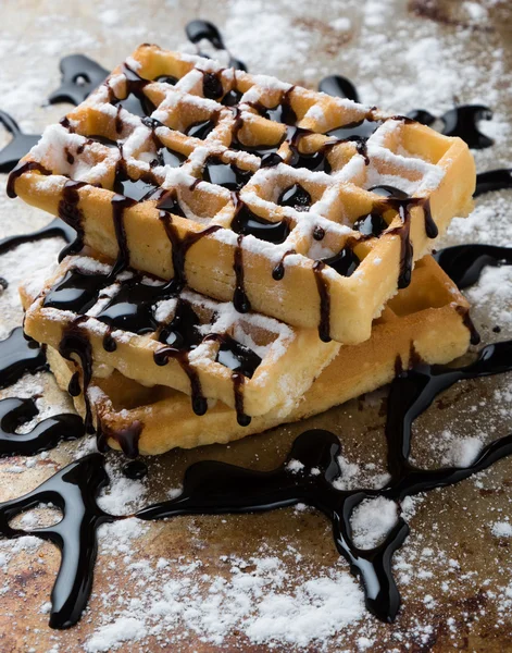 çikolata şurubu ile waffle