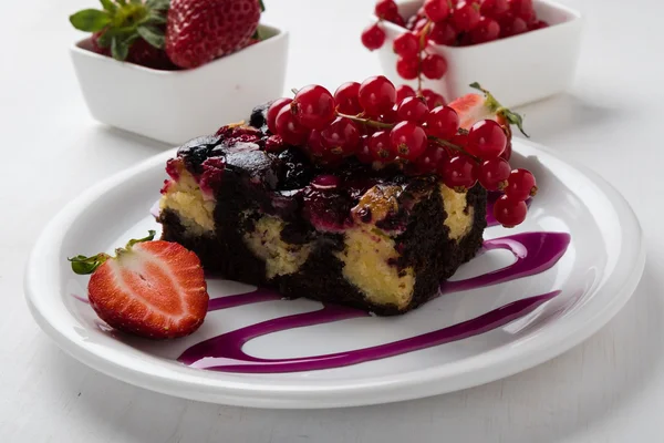 Gâteau aux fruits avec groseilles et fraises — Photo