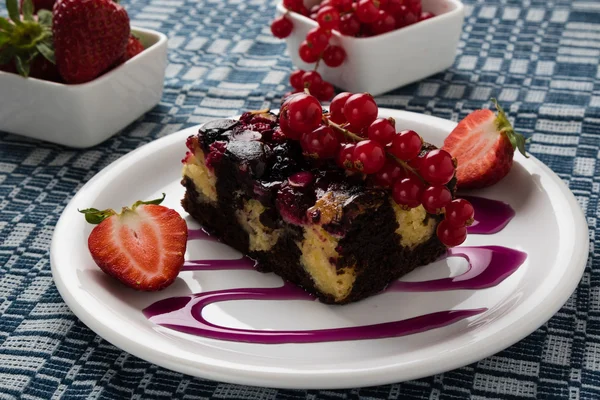 Gâteau aux fruits avec groseilles et fraises — Photo