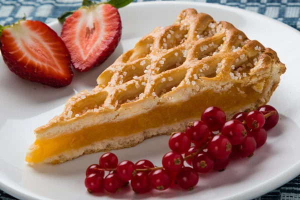 Apple pie slice on white plate — Stock Photo, Image