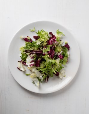 Beyaz tabakta doğranmış marul.