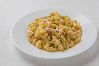 Makarna ve peynir beyaz plaka üzerinde