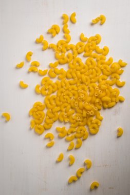 Makarna beyaz masada.