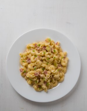 Makarna ve peynir beyaz plaka üzerinde