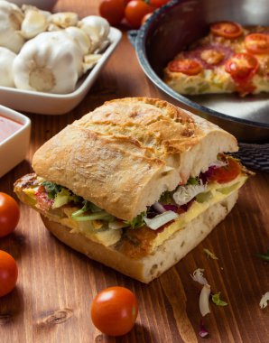 Frittata ciabatta sandviç ile