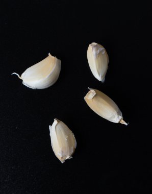 sarımsak siyah masada