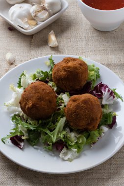 Makarna ve peynir topları