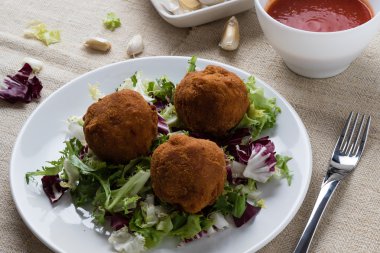 Makarna ve peynir topları