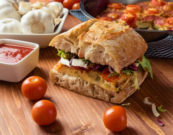 Frittata met ciabatta broodje — Stockfoto