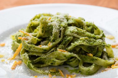 Tagliatelle tabak beyaz plaka üzerinde