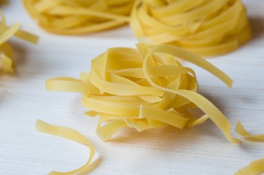 Tagliatelle makarna üzerine ahşap masa