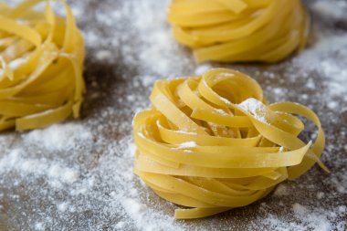 Tagliatelle çelik plaka üzerinde