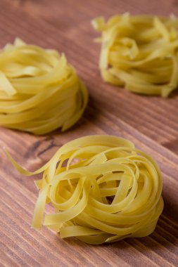 Tagliatelle makarna kahverengi masa üzerine