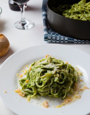 Tagliatelle tabak beyaz plaka üzerinde