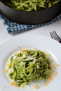 Tagliatelle tabak beyaz plaka üzerinde