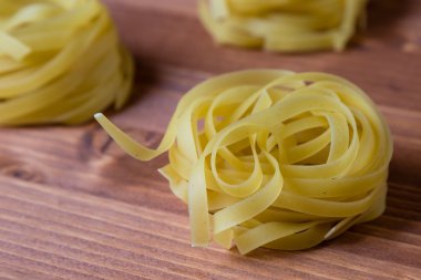 Tagliatelle makarna kahverengi masa üzerine