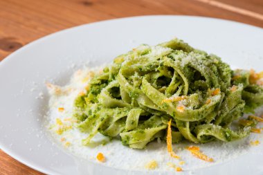 Tagliatelle tabak beyaz plaka üzerinde