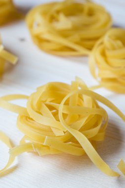 Tagliatelle makarna üzerine ahşap masa