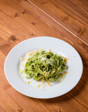 Tagliatelle tabak beyaz plaka üzerinde