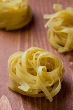Tagliatelle makarna kahverengi masa üzerine