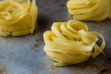 Tagliatelle çelik plaka üzerinde