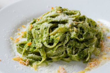 Tagliatelle tabak beyaz plaka üzerinde