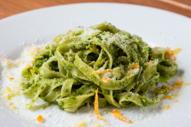 Tagliatelle tabak beyaz plaka üzerinde