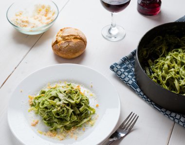 Tagliatelle tabak beyaz plaka üzerinde