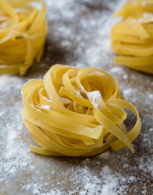 Tagliatelle çelik plaka üzerinde