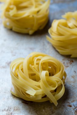 Tagliatelle çelik plaka üzerinde