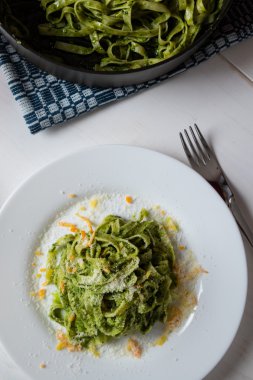 Tagliatelle tabak beyaz plaka üzerinde