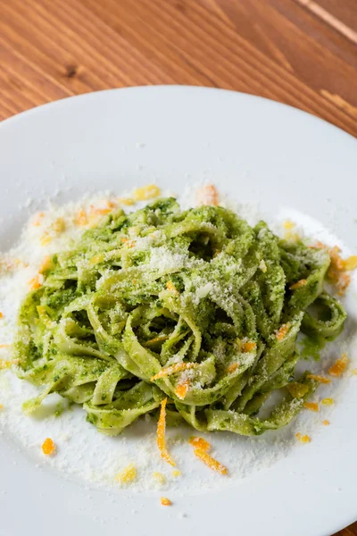 Plato tagliatelle en plato blanco — Foto de Stock