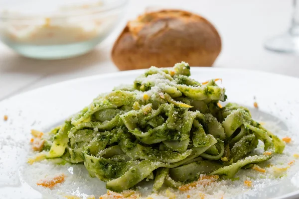 Plato tagliatelle en plato blanco — Foto de Stock