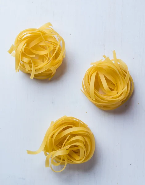 흰색 테이블에 tagliatelle — 스톡 사진