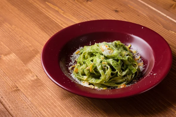 Plato tagliatelle en plato rojo — Foto de Stock