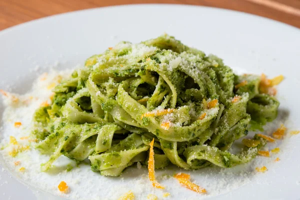 Tagliatelle tabak beyaz plaka üzerinde