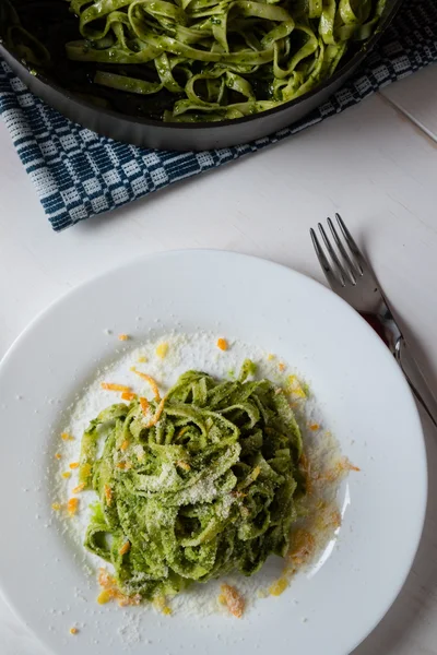 Tagliatelle tabak beyaz plaka üzerinde